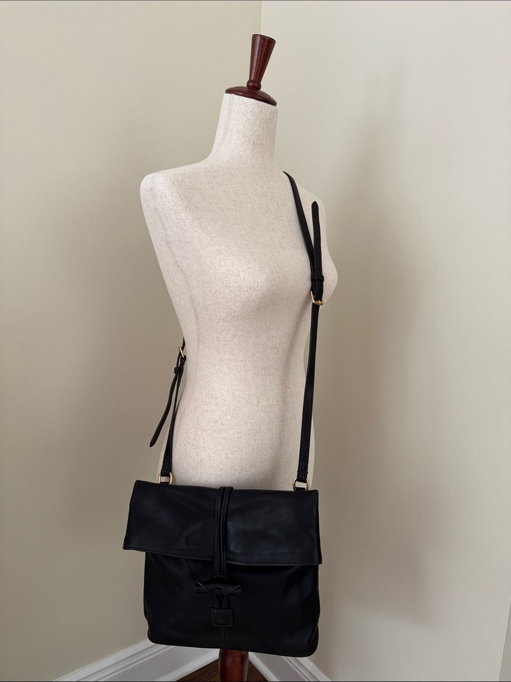 Dooney Bourke ⭐️ Florentine Medium Toggle Crossbody Black - Picture 4 of 12